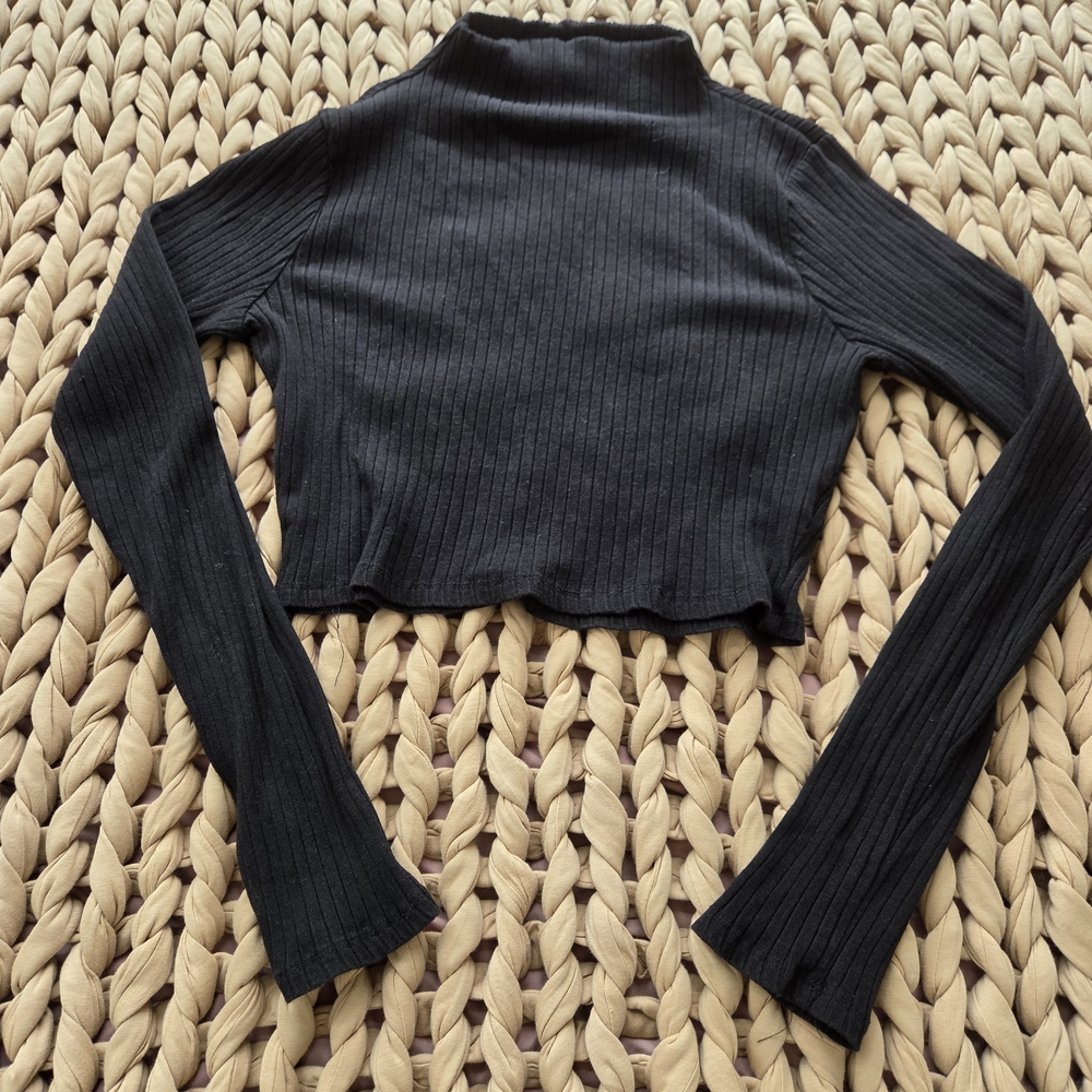 Source Unknown Black Ribbed Cropped Long-Sleeve Top